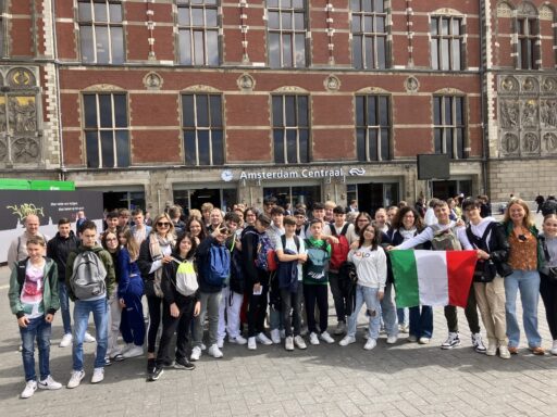 Metameerleerlingen samen met hun Italiaanse uitwisselingspartners naar Amsterdam.