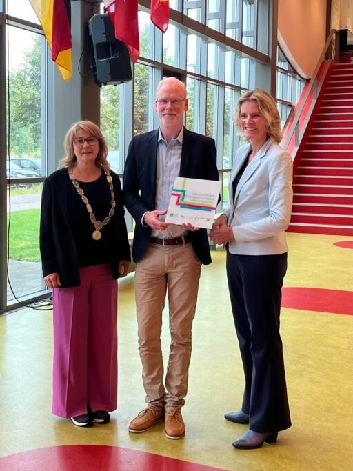 Elzendaal en Metameer ontvangen Euregioprofiel certificaat. V.l.n.r. burgemeester Marieke Moorman, Herr Teuber en rector Elke Oegema.